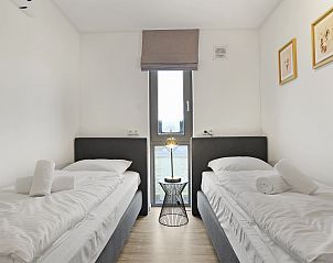 Bathroom in Sallandse Heuvelrug 8C vacation home, Hoge Hexel, with modern shower and sink.