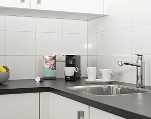 Bedroom with double bed in Sallandse Heuvelrug bungalow, Hoge Hexel.