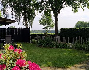 Rustige tuin bij Lutke Disserot vakantiehuis in Lattrop, Twente met uitzicht op het landschap.