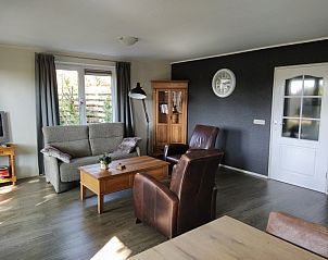 Gezellige woonkamer van Lutke Disserot vakantiehuis in Lattrop, Twente met comfortabele zithoek.