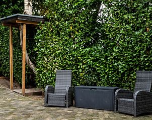 Gezellige veranda met uitzicht op natuur in vakantiehuis in Vroomshoop, Twente.