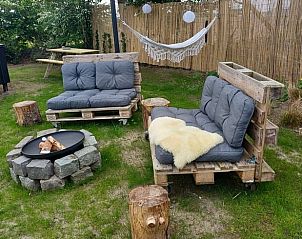 Gezellige tuin met zithoek bij Huisje in Vroomshoop, vakantiehuis in Twente, Overijssel.