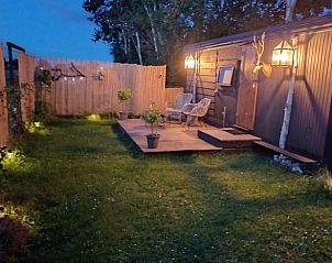 Verlichte tuin bij nacht bij Huisje in Vroomshoop, vakantiehuis in Twente, Overijssel.