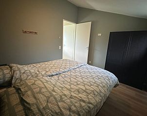 Ruime slaapkamer met kast in Huisje in Hengevelde, vakantiewoning in Twente.