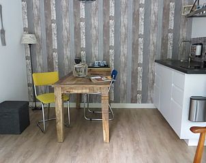 Gezellige eethoek in Vakantiehuisje in Boekelo, Overijssel, ideaal voor een ontspannen maaltijd.