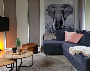 Gezellige woonkamer in Vakantiehuis in Lonneker, Twente, met comfortabele zithoek en sfeervolle verlichting.