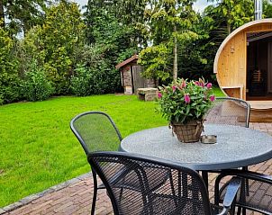 Buitenterras met tuinmeubilair bij Vakantiehuis in Lonneker, Twente, ideaal voor zonnige dagen in Overijssel.