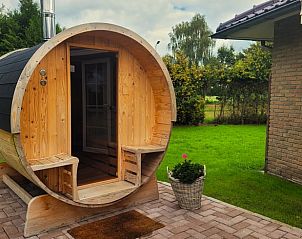 Houten sauna naast Vakantiehuis in Lonneker, Twente, voor ultieme ontspanning in de groene omgeving van Overijssel.