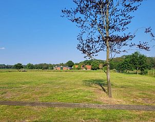 Uitzicht over de uitgestrekte velden rondom Vakantiehuis in Lonneker, Twente, in het prachtige Overijssel.
