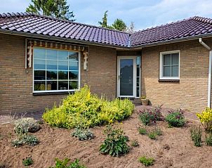 Vooraanzicht van Vakantiehuis in Lonneker, Twente, omgeven door een verzorgde tuin in het mooie Overijssel.