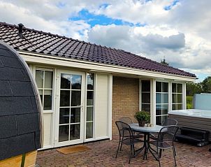 Achtertuin van Vakantiehuis in Lonneker, Twente, met terras en jacuzzi, ideaal voor ontspanning in Overijssel.