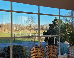 Prachtig uitzicht vanuit de woonkamer van Vakantiehuis in Lonneker, Twente, op het groene landschap van Overijssel.