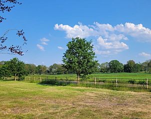 Ruim grasveld naast Vakantiehuis in Lonneker, Twente, biedt volop ruimte voor recreatie in Overijssel.