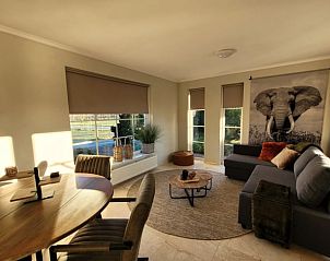 Gezellige eet- en zithoek in Vakantiehuis in Lonneker, Twente, met veel natuurlijk licht in Overijssel.