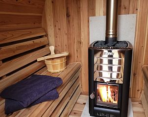 Gezellige sauna in Vakantiehuis in Lonneker, Twente, perfect voor ontspanning na een dag in Overijssel.