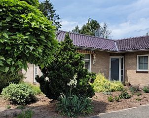 Voortuin van Vakantiehuis in Lonneker, Twente, met bloeiende planten en groene omgeving in Overijssel.