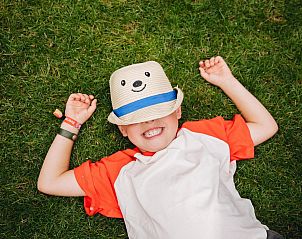 Child enjoys green surroundings at Vechtglamping Lodge in Beerze.