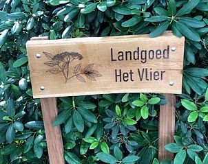 Welkom bij Landgoed Het Vlier, Vakantiehuisje in Giethmen, Vechtstreek, omgeven door groen in Overijssel.