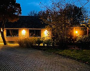 Sfeervol verlichte avond bij Vakantiehuisje in Dedemsvaart, een knusse vakantiewoning in Vechtstreek, Overijssel.