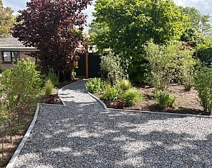 Groene tuin bij Vakantiehuisje in Dedemsvaart, een ontspannende vakantiewoning in Vechtstreek, Overijssel.