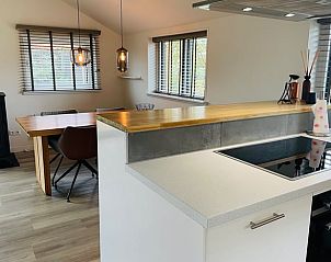 Eethoek in Vakantiehuisje in Dedemsvaart, een gezellige vakantiewoning in Vechtstreek, Overijssel met veel lichtinval.