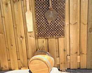 Houten decoratie bij Vakantiehuisje in Dedemsvaart, een charmante vakantiewoning in Vechtstreek, Overijssel.