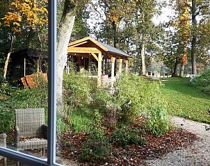 Uitzicht op veranda en tuin vanuit Vakantiehuisje in De Bult, Overijssel.