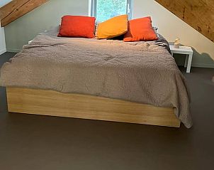 Knusse slaapkamer met sfeerverlichting in Huisje in De Bult, Overijssel.