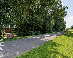 Gezellige slaapkamer in vakantiehuis OV006 in Scheerwolde, Noordwest Overijssel met houten interieur.