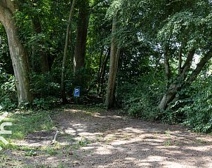 Slaapkamer met twee bedden in vakantiehuis OV006 in Scheerwolde, Noordwest Overijssel, met houten interieur.
