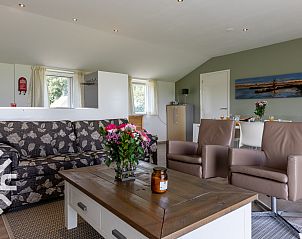 Ruime woonkamer in OV035 vakantiehuis in Scheerwolde, Overijssel.