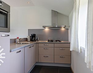 Regenboog boven het water bij OV035 vakantiehuis in Scheerwolde, Overijssel.