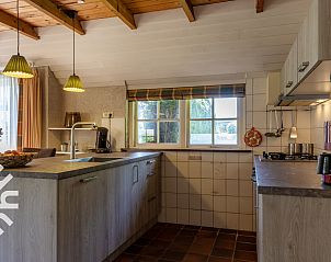 Knusse slaapkamer in OV606 vakantiehuis in Ossenzijl, Overijssel, met houten plafond.