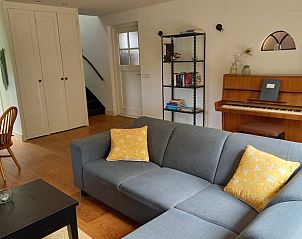 Vakantiehuis in Baars, stijlvolle woonkamer met piano en ruime zithoek in Noordwest Overijssel.