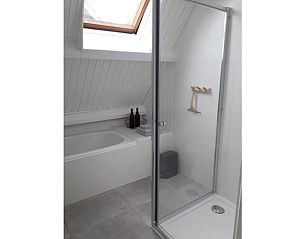 Vakantiehuis in Baars, moderne badkamer met douche en ligbad in een stijlvolle omgeving in Overijssel.