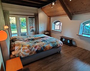 Slaapkamer met grote ramen en veel lichtinval in Vakantiehuisje in Zalk, Noordwest Overijssel.