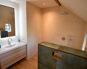 Moderne badkamer met ruime douche in Vakantiehuisje in Zalk, Noordwest Overijssel.