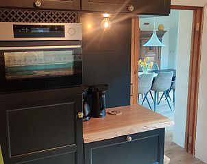 Moderne keukenapparatuur in Vakantiehuisje in Zalk, voorzien van oven en koffiezetapparaat.