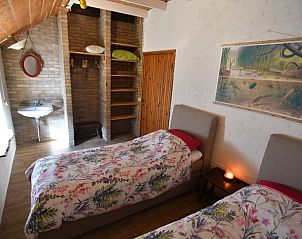 Varken in weide omgeving bij Vakantiehuisje in Zalk, genietend van de natuur in Overijssel.