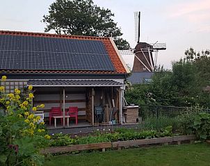 Vakantiehuisje in Zalk met zonnepanelen en uitzicht op molen, duurzaam verblijf in Overijssel.