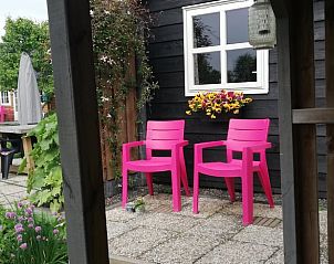 Veranda met zitgelegenheid bij Vakantiehuisje in Zalk, Noordwest Overijssel, ideaal voor buitenleven.