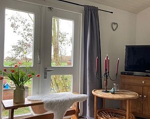 Interieur van Vakantiehuisje in Basse, Overijssel, met uitzicht op de tuin.