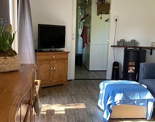 Lichte woonkamer in Vakantiehuisje in Basse, Noordwest Overijssel, met een gezellige open haard.