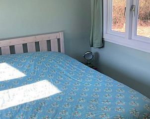 Sfeervolle slaapkamer in Vakantiehuisje in Basse, Noordwest Overijssel, met een comfortabel bed.