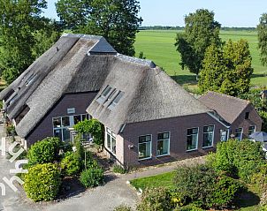 Luchtfoto van OV517, een charmant vakantiehuis in Zuidveen, Noordwest Overijssel, omgeven door groene velden.