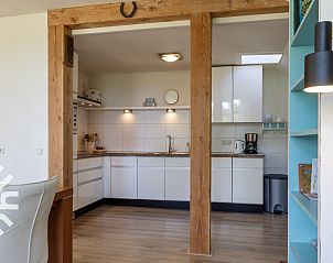 Historische kerktoren in de buurt van OV517 vakantiehuis in Zuidveen, omgeven door groen en rust.