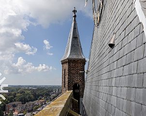 Ver uitzicht over het landschap rondom OV517 vakantiehuis in Zuidveen, met een kerktoren in de verte.