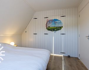 Moderne schuur bij OV517 vakantiehuis in Zuidveen, omgeven door groen en privacy.