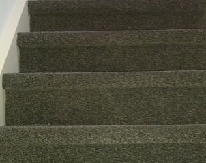 Trap met tapijt in Huisje in Vreeland, vakantiehuis in Utrecht noord voor comfortabel verblijf.