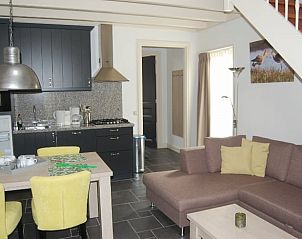 Gezellige woonkamer van Huisje in Vreeland, vakantiehuis in Vreeland, Utrecht met moderne keuken en comfortabele zithoek.